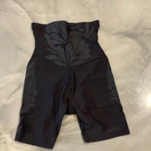 Maidenform Flexees Shapewear Elegant Black Women's Shorts size small